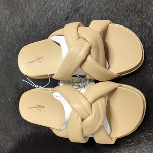 Universal Thread NWT 6.5 tan sandals ladies